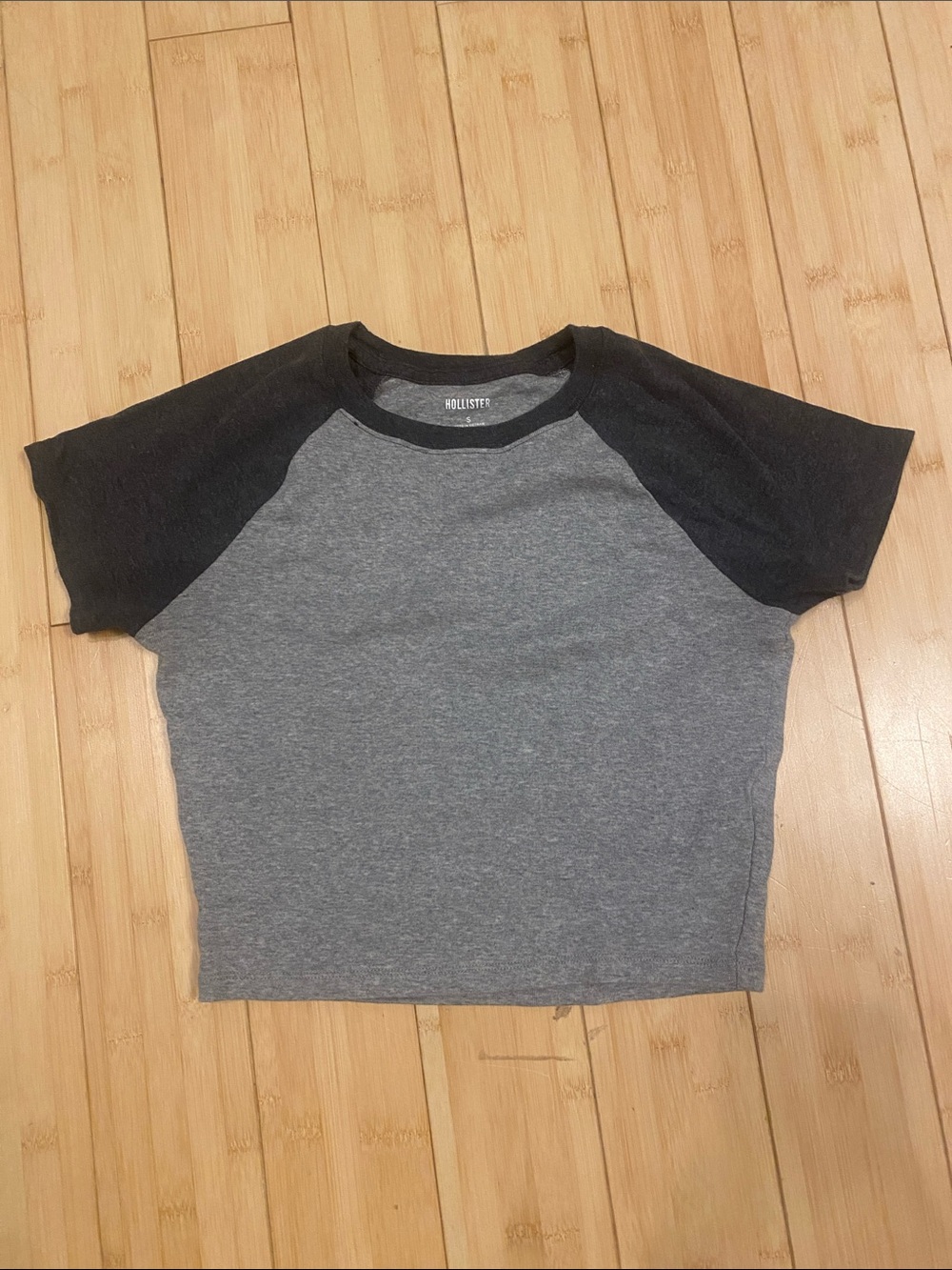 Hollister Two-Tone Cropped Baby Tee in Gray and Black
